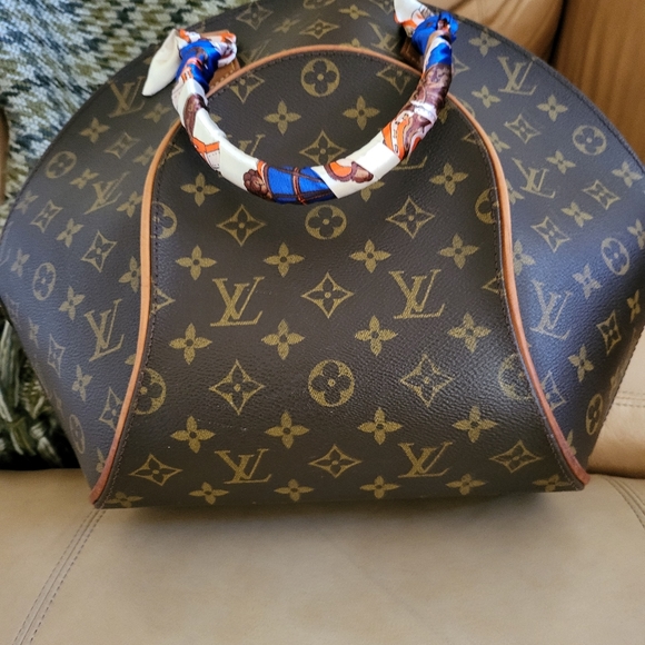 Louis Vuitton Monogram Elipse PM Handbag - Picture 3 of 16